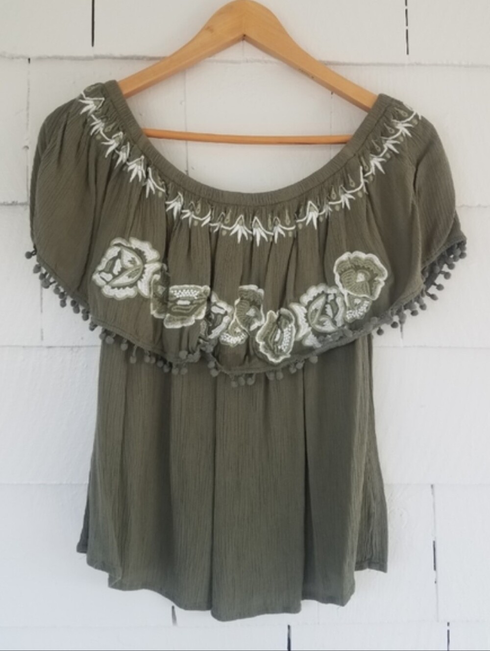 Francesca's Green Floral Embroidered Off Shoulder Top Size Small